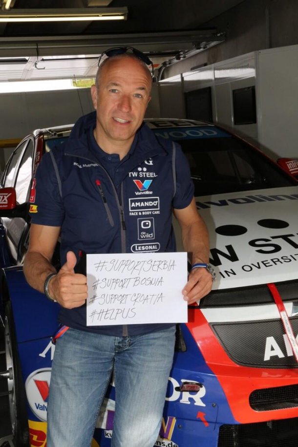 Tom Coronel con el cartel de la campaña