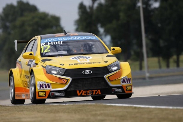 Robb Huff a bordo de su Lada Vesta