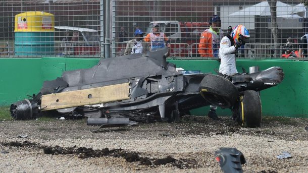 El McLaren, destrozado. Mientras, Alonso sale caminando.