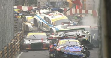 CHOQUE MÚLTIPLE EN LA FIA GT