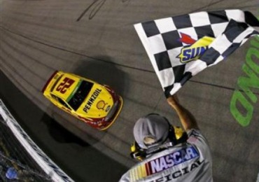 NASCAR: BANDERA A CUADROS Y GOLPES DE PUÑO 