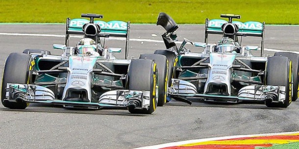 Rosberg y Hamilton en plena lucha. 