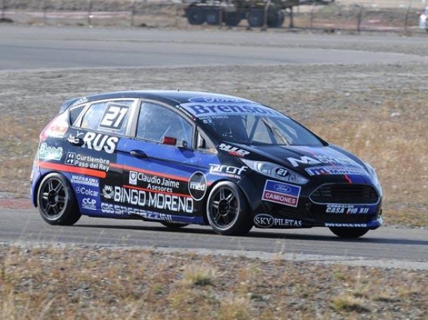 Nicolas Posco a bordo de su Ford Fiesta Kinetic