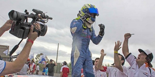 Rodriguez en momentos de felicidad pura cuando gano su primer carrera de TC