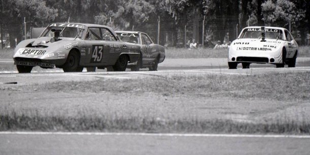 En la foto esta Luis Saint Germes (43), Miguel Parodi (30) y Julio Kraydeberg (131) en  Bs As en 1976. (TW Guille Cejas)