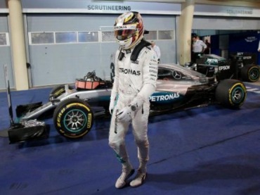 HAMILTON SIGUE DE PIE