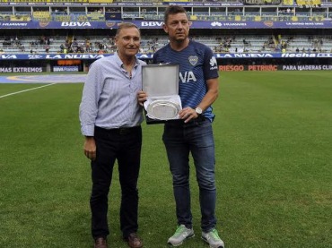 ORTELLI RECIBIO UNA PLAQUETA EN LA BOMBONERA