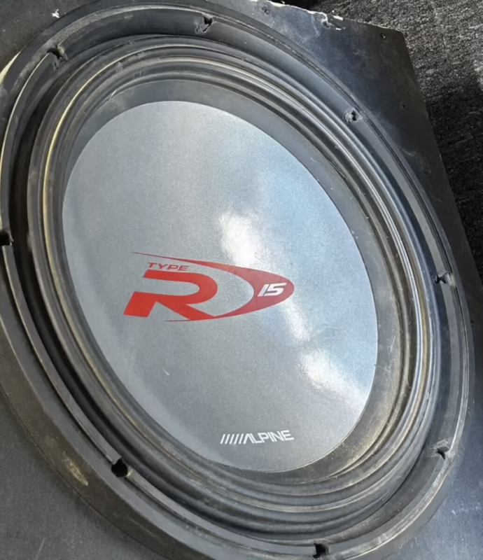 Does Alpine make a 15 inch subwoofer?
