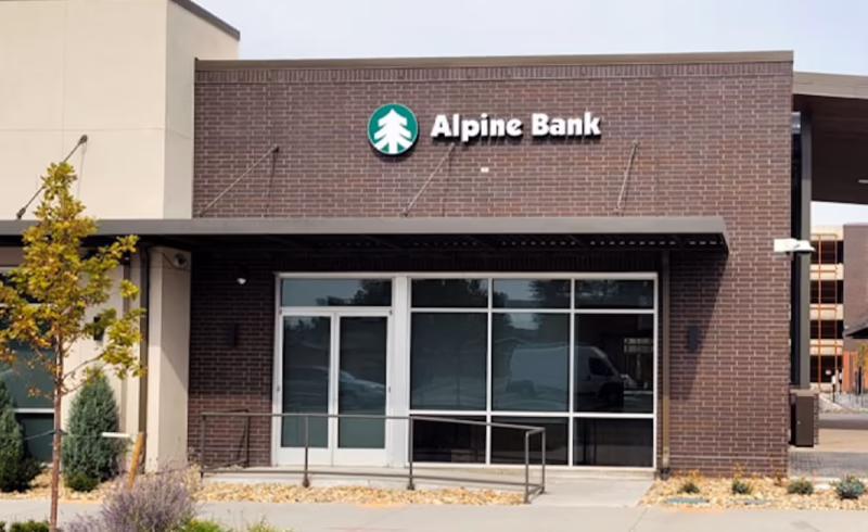 ¿Cuáles son los horarios de atención al cliente de Alpine Bank?
