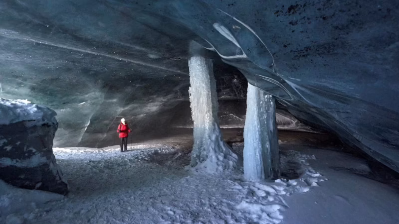 What is the famous cave in Oregon?