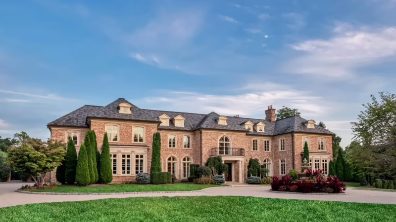 What celebrities have houses in Alpine, NJ?