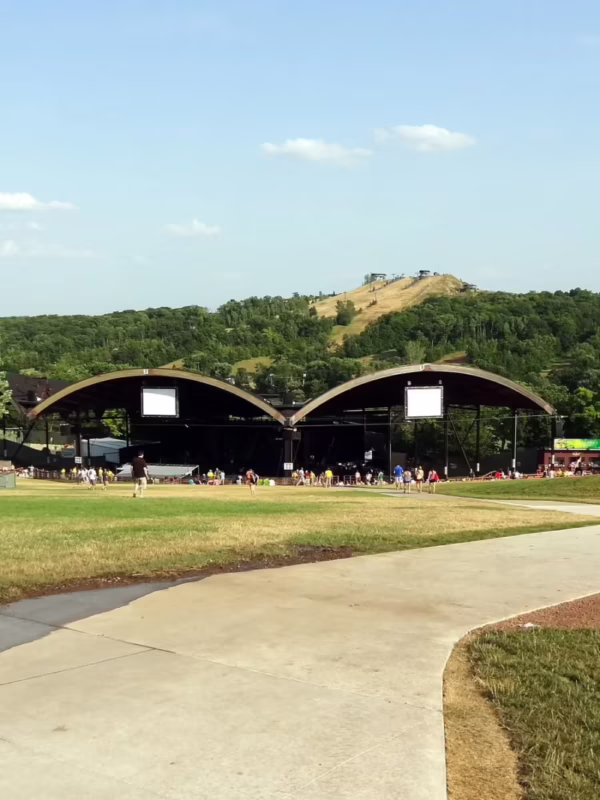 How many times did Jimmy Buffett play at Alpine Valley?