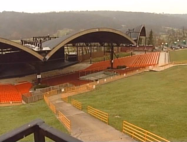 Who played at Alpine Valley in 1989?