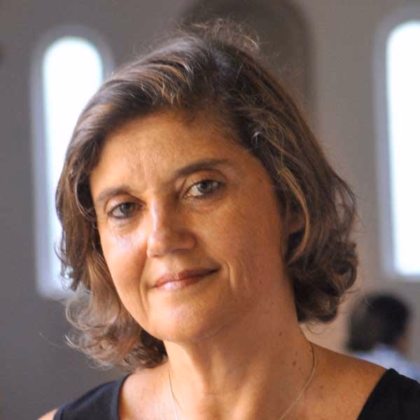 ¿Qué estudios tiene Andrea Ferrari?