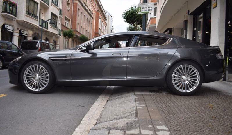 ¿Qué Aston Martin tienen cuatro asientos?