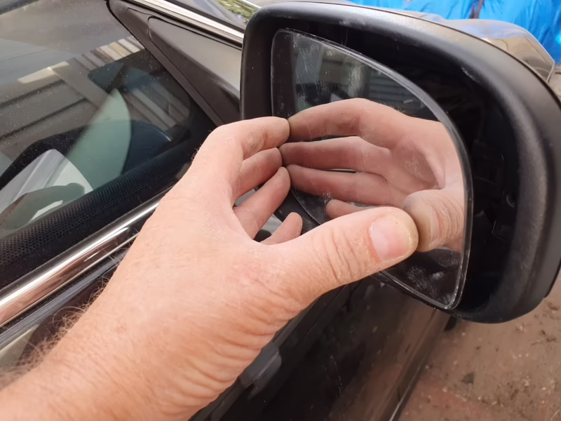 How to get wing mirror glass out?