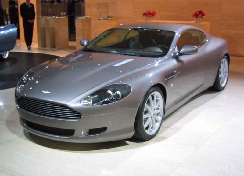¿Cuál es el consumo de combustible del Aston Martin DB9?