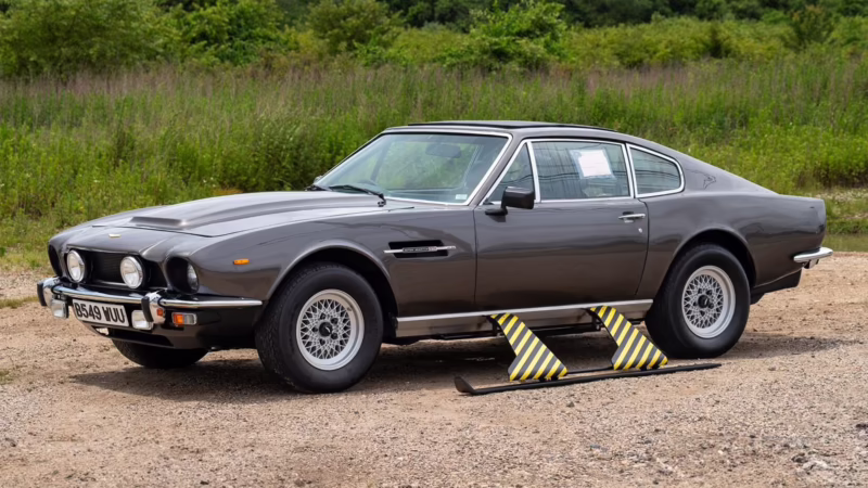 Did Bond drive a V8 Vantage?