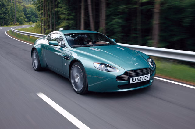 アストンマーチンヴァンテージのエンジンは？