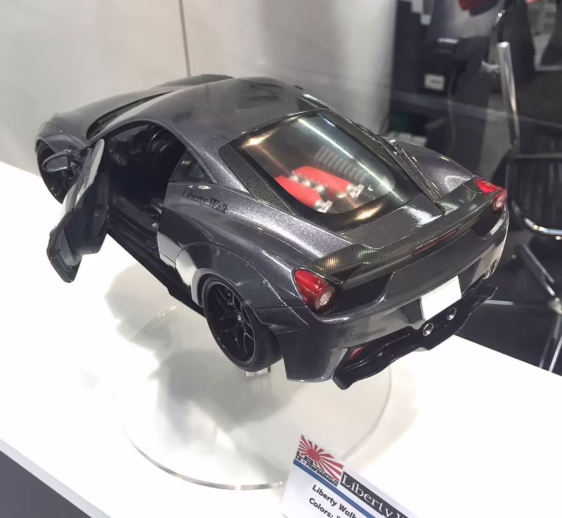 Are AUTOart models plastic?