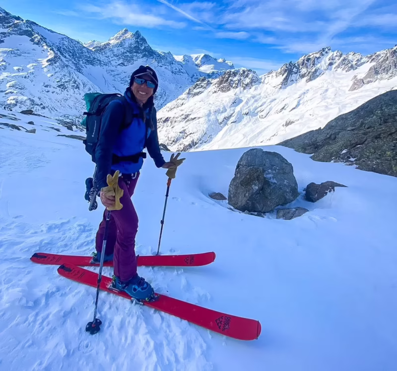 What is the difference between ski touring and ski alpin?