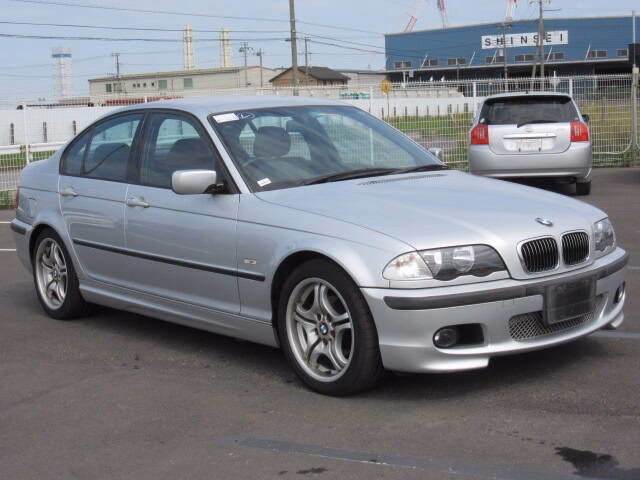 How much horsepower does the 2001 BMW 320i have?