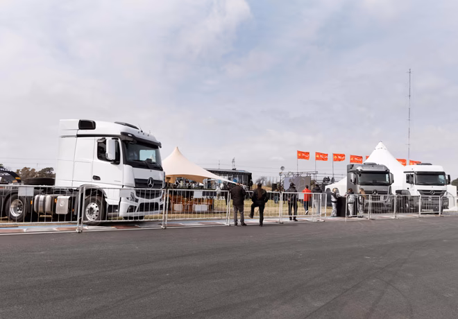 ¿Cómo se llaman los camiones que llevan coches nuevos?