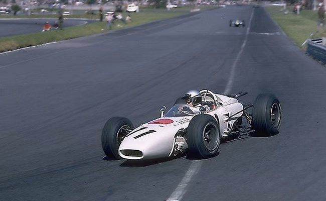 ¿Cuántos campeonatos ganó Jim Clark en 1965?