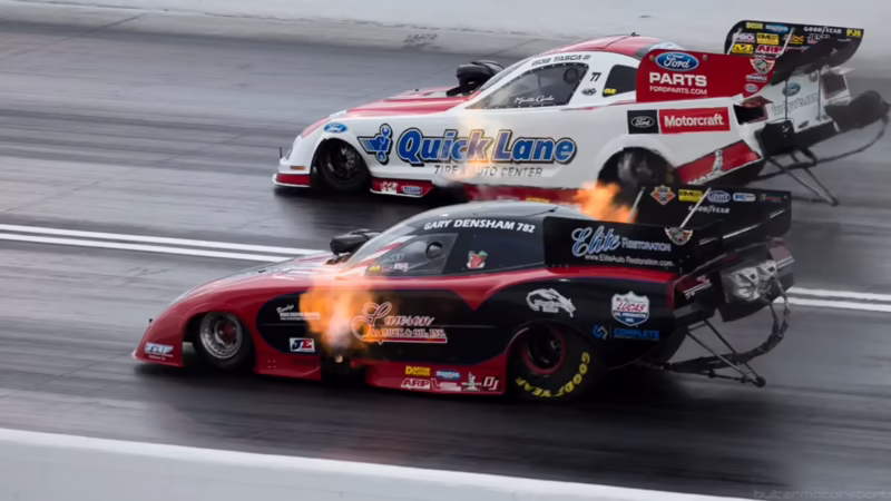 ¿A qué velocidad un coche de carreras necesita un paracaídas?