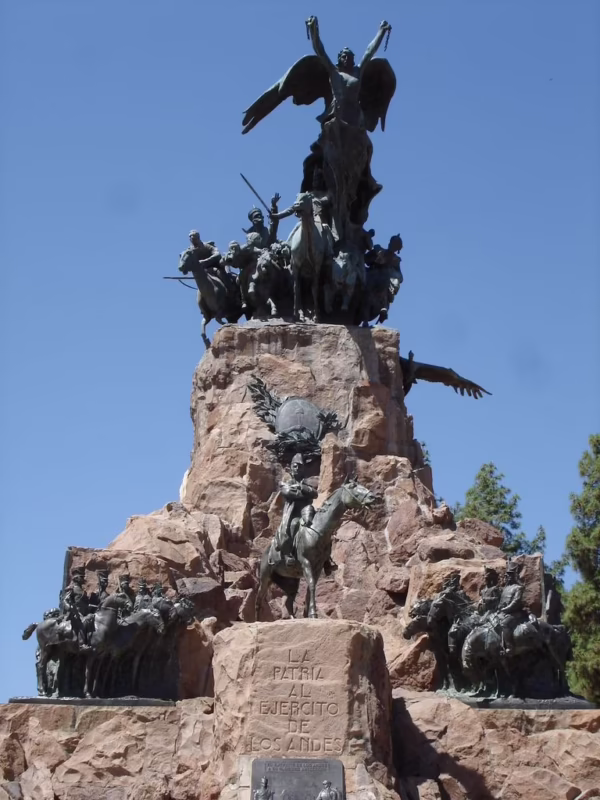 ¿Cuál es la historia del monumento del Cerro de la Gloria?