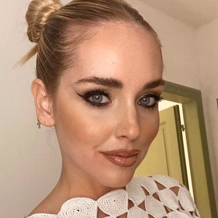 ¿Chiara tiene ojos azules?