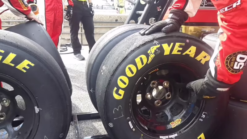 ¿Cómo cambiar neumáticos en iRacing?