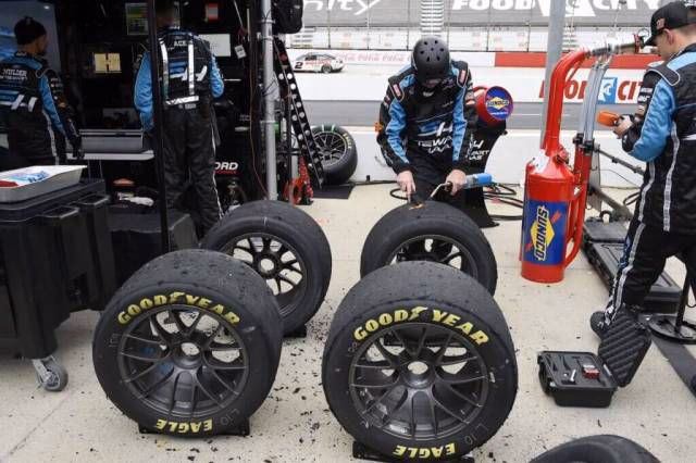 ¿Dónde se ponen las llantas nuevas, adelante o atrás?