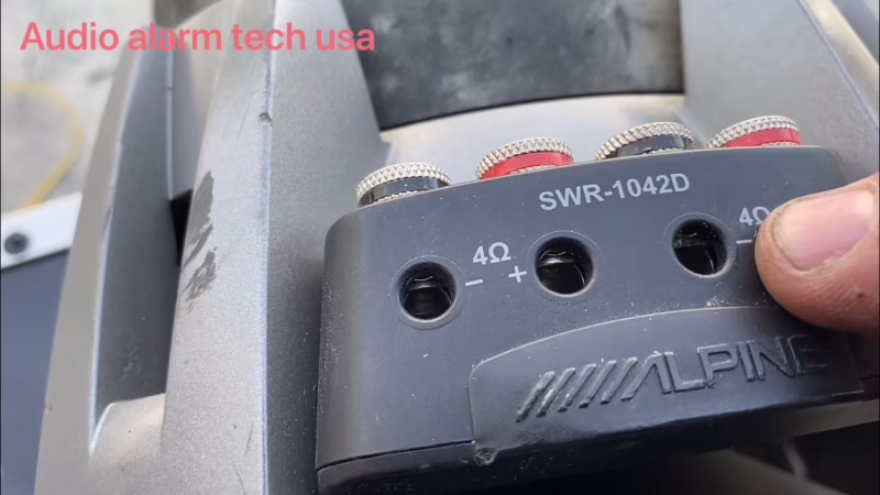 ¿Cuál es la forma correcta de conectar un subwoofer?