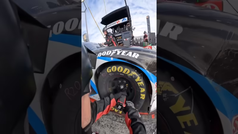 ¿Cómo es que las tuercas de las ruedas de NASCAR no tienen roscas cruzadas?