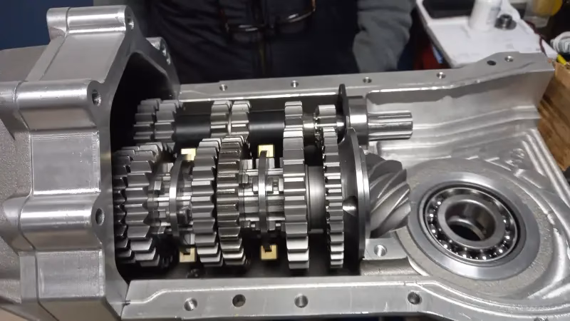 ¿Cómo funciona el sistema de transmisión de un auto de carreras?