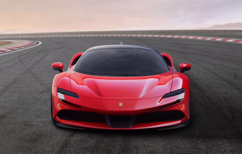 ¿Cuántas millas por galón rinde un Ferrari SF90 híbrido?