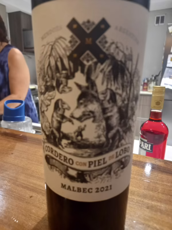 ¿Qué tipo de vino es cordero con piel de lobo?