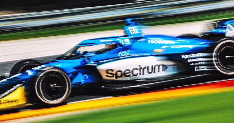 ¿Cuánto pesa un coche de carrera de IndyCar?