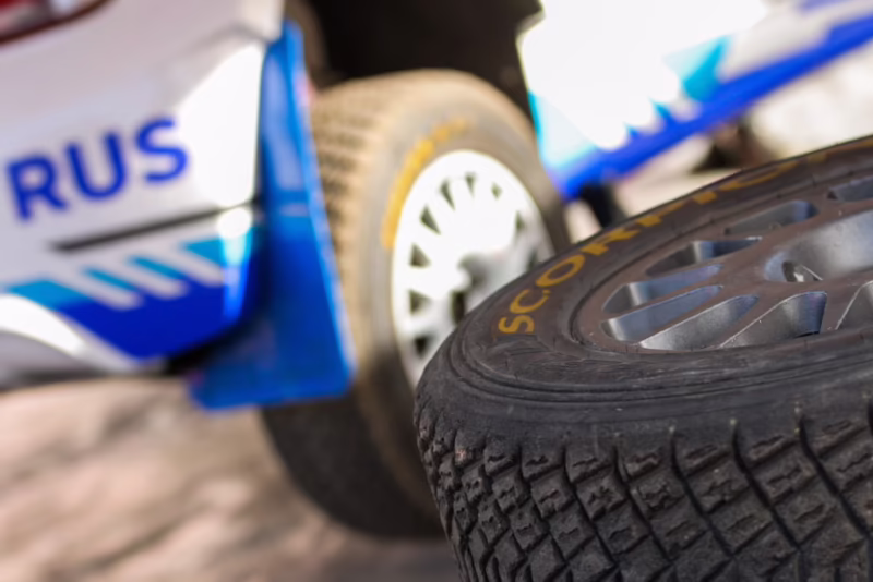 ¿Por qué los coches de rally tienen neumáticos pequeños?