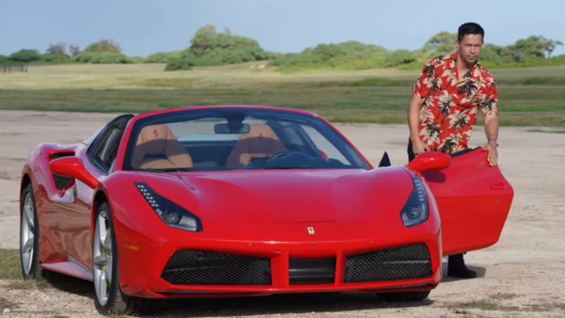 ¿Tom Selleck es el investigador de crímenes en la isla de Hawái?