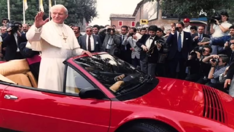 ¿El Papa recibió un Ferrari?