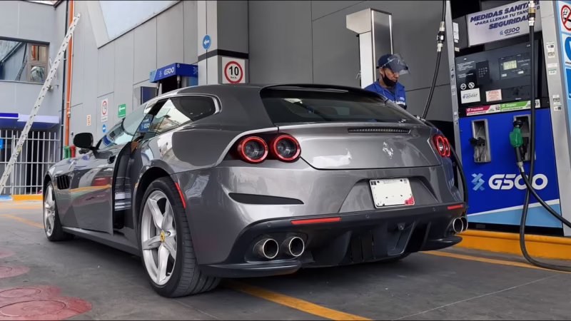 ¿Qué tamaño tiene el tanque de combustible de un Ferrari?
