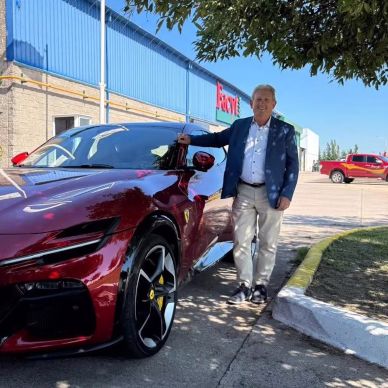 ¿Qué empresa tiene Héctor Laca?