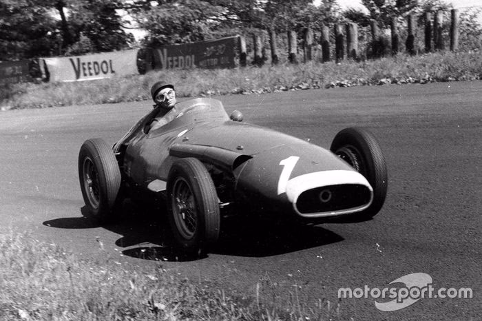 ¿Cuántas veces fue campeón Juan Manuel Fangio en la Fórmula 1?