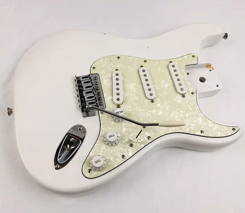 Who uses a white Fender stratocaster?