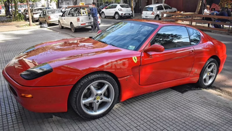 ¿Ferrari fabrica trajes?