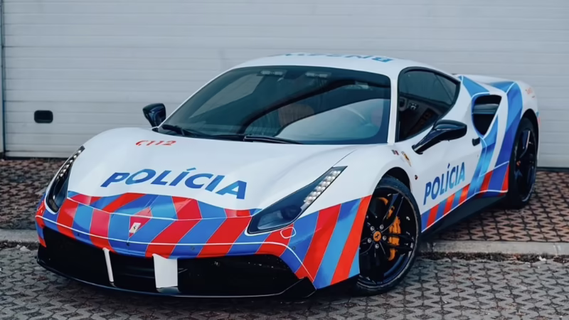 ¿Hay coches de policía Ferrari?
