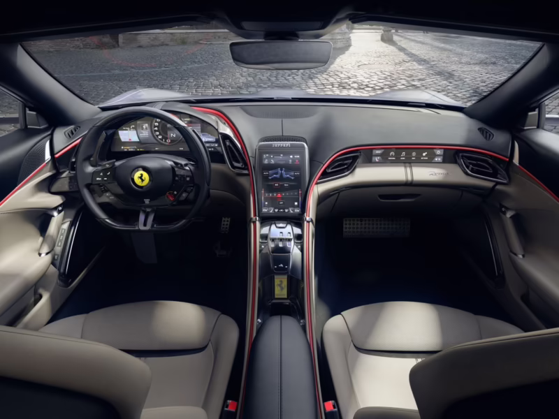 ¿Cuál es la capacidad de combustible del Ferrari Roma?
