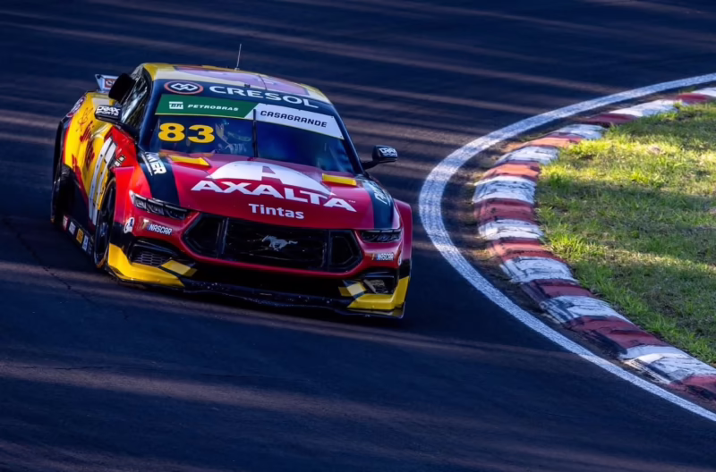 ¿Cuántos caballos de fuerza tiene la serie de camionetas Nascar?